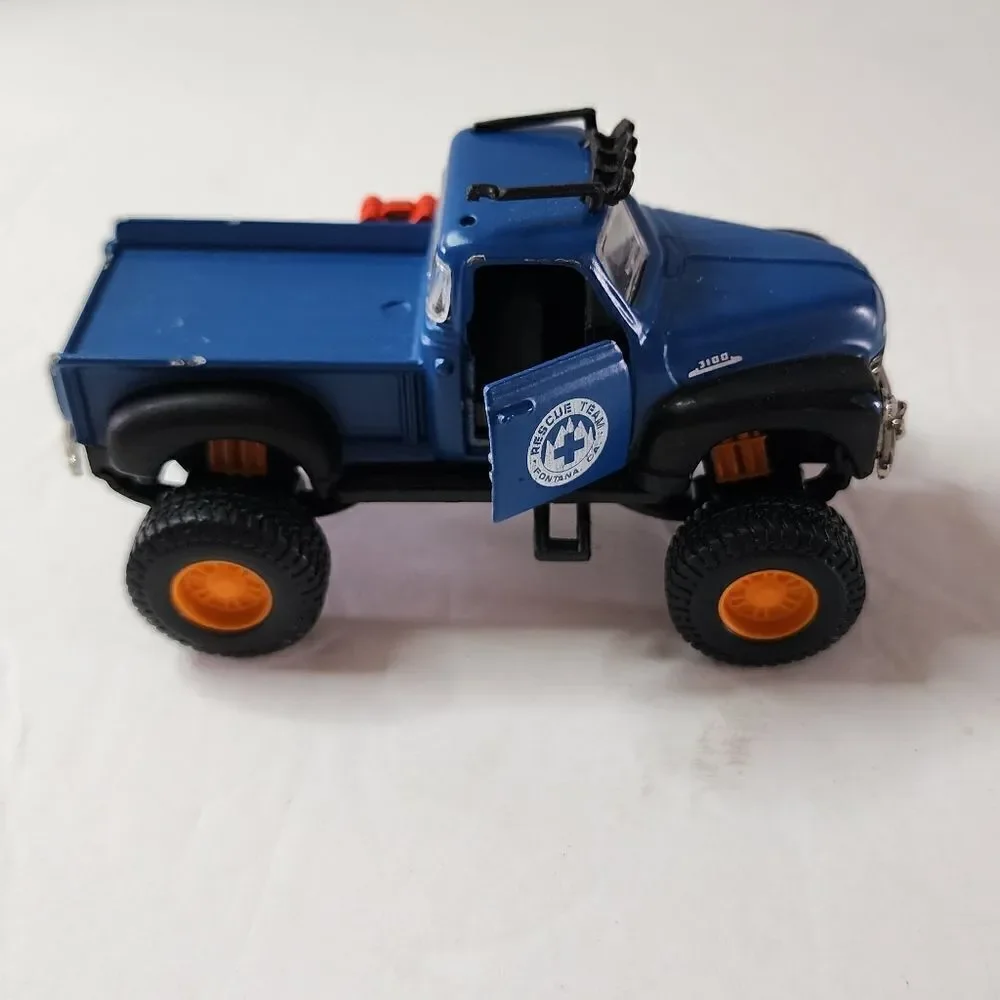 Maisto 1:64 Scale 1953 Chevy 3100 Pick-Up Truck Midnight Blue Rescue Team